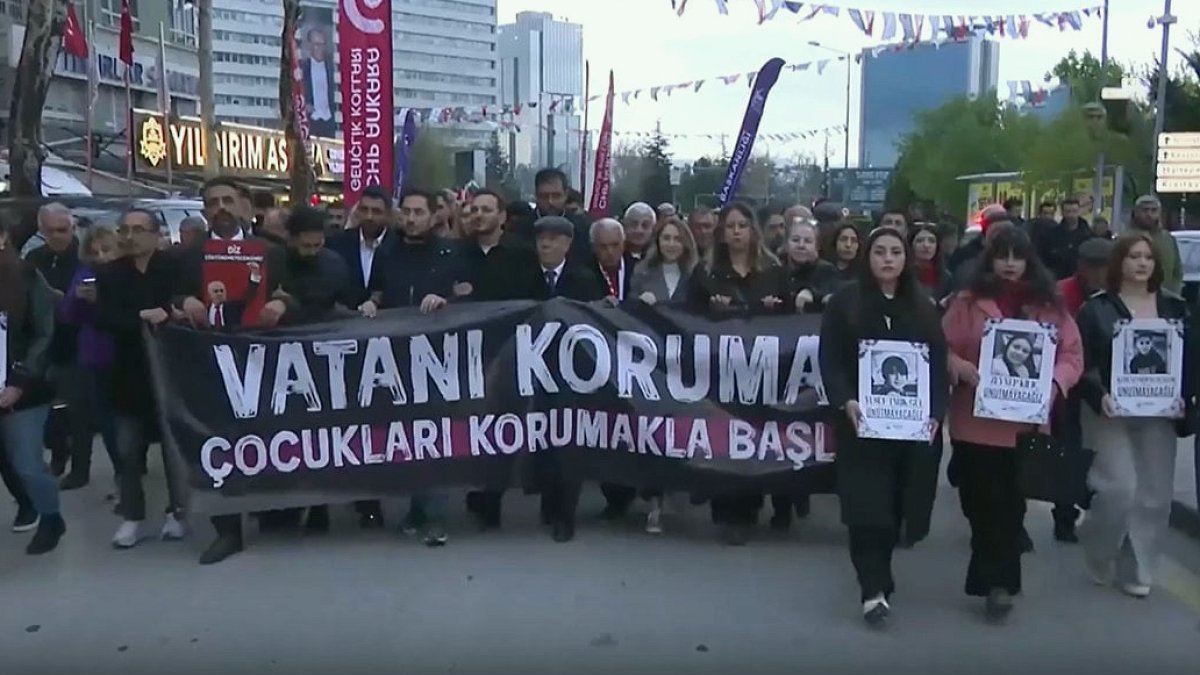CHP Ankara İl Örgütü'nden Anıtkabir'e sessiz yürüyüş