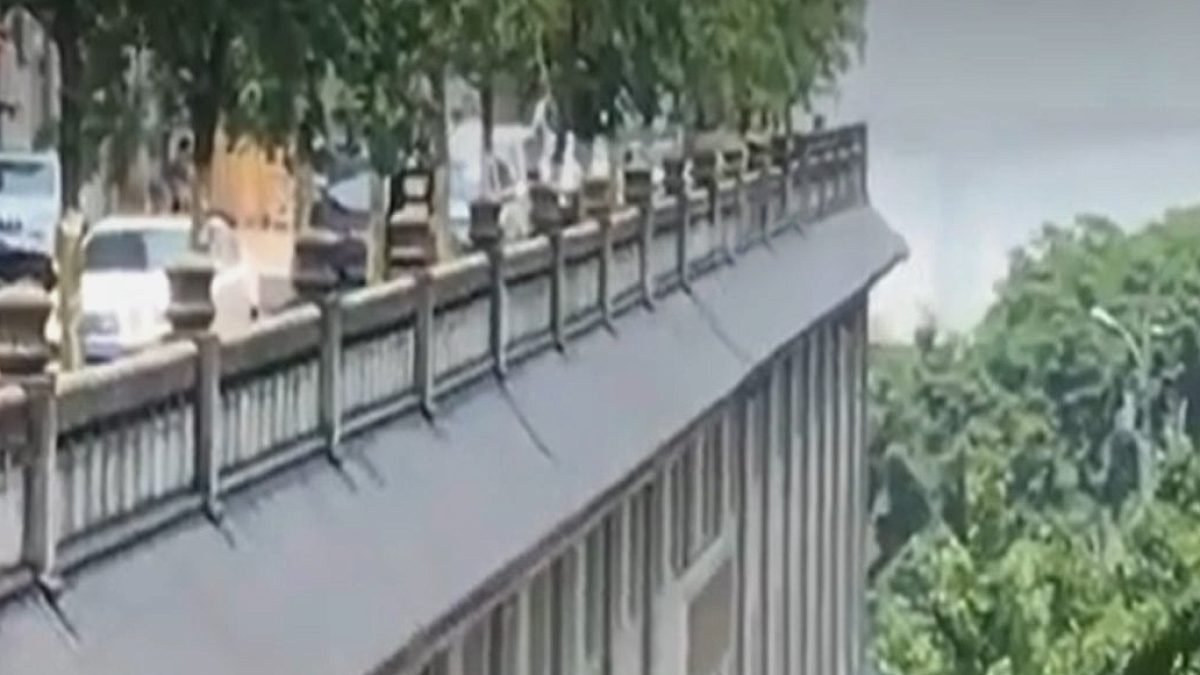 Çatısından yol geçen bina yaptılar