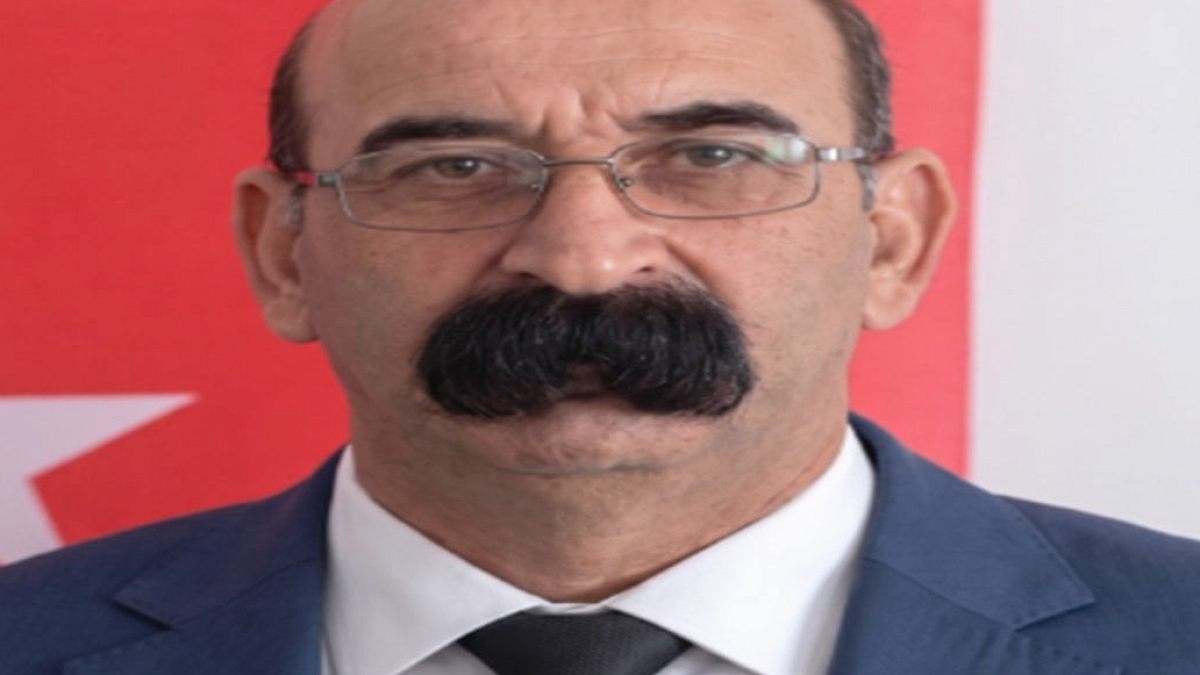 Türk siyasetçinin bıyıkları dünyayı konuşturdu