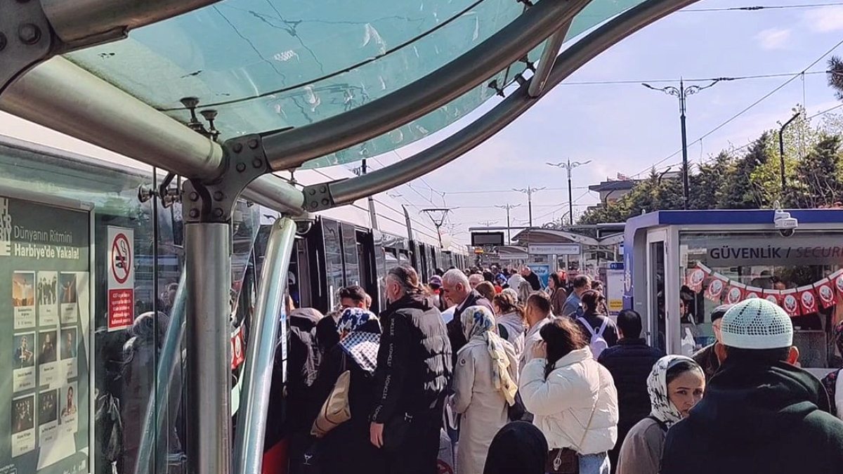 Bağcılar Tramvay Hattı'nda yaşanan arıza nedeniyle seferler aksadı
