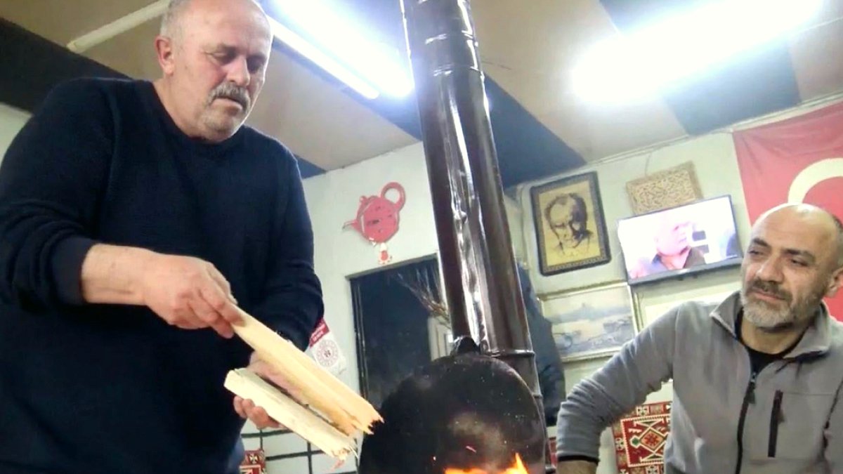 Bir şehrimize yaz uğramadı! Soba başında soğuktan korunuyorlar