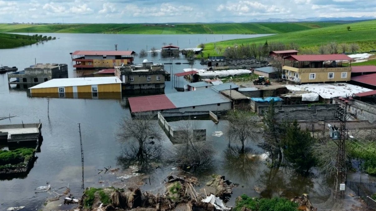 Kapaklar açıldı baraj suları ilçeyi sular altında bıraktı