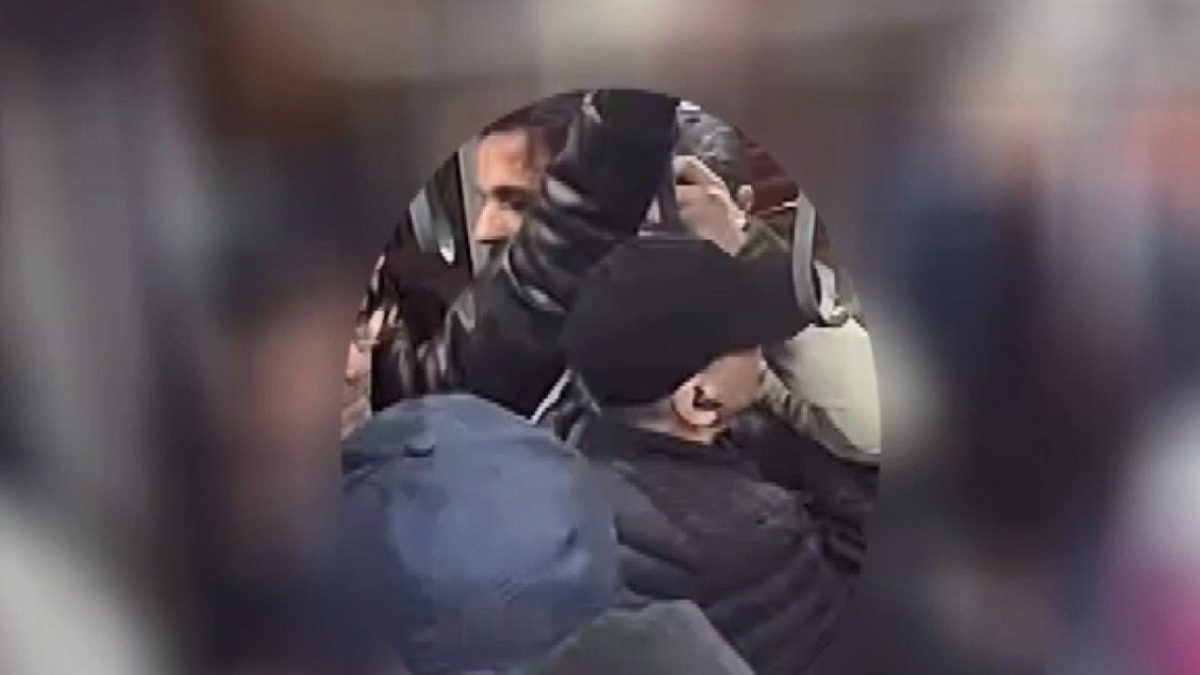Toplu taşımada turistlerin kabusu oldular! 7 bin 500 dolarlık vurgun yapmışlar
