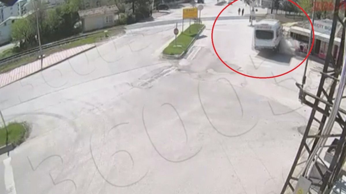 Alkollü sürücü dehşeti; 2 öğrenci son anda kurtuldu