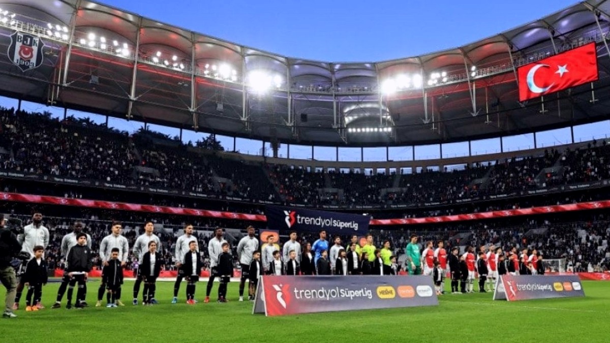 Sessiz maçta gür ses! Beşiktaş taraftarından madencilere destek