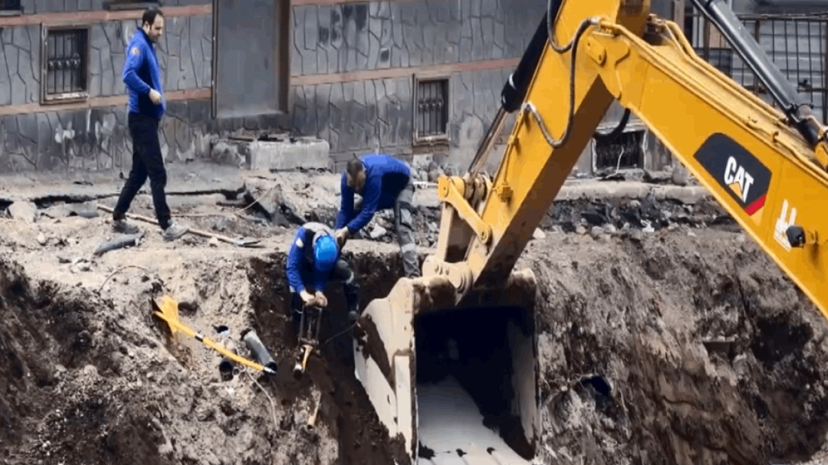 İnşaat temel kazısında doğal gaz borusu patladı