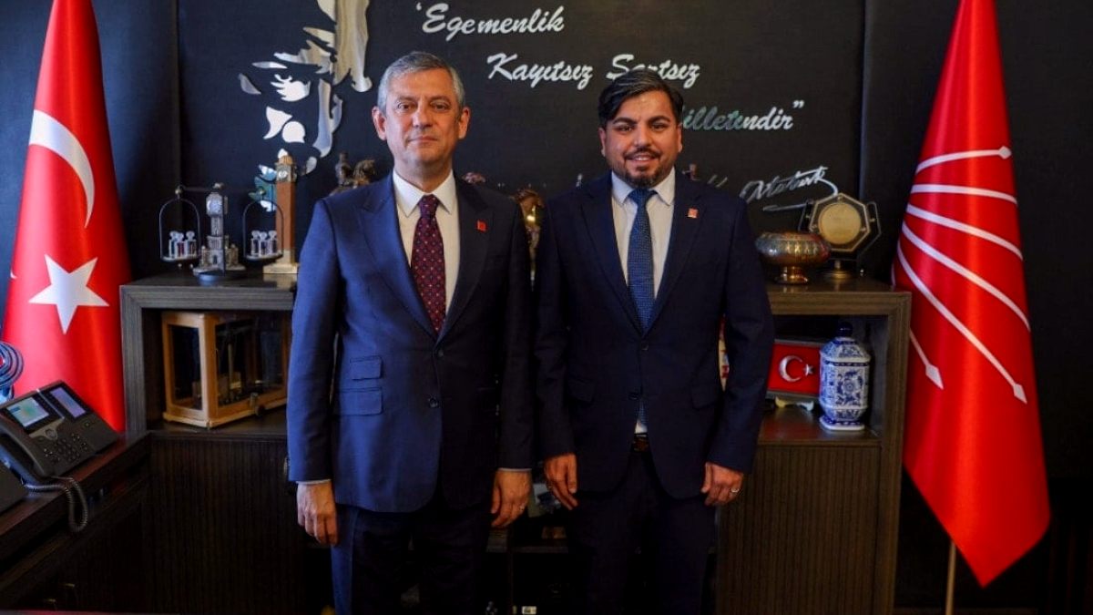 Sokak röportajcısı Arif Kocabıyık CHP'ye katıldı