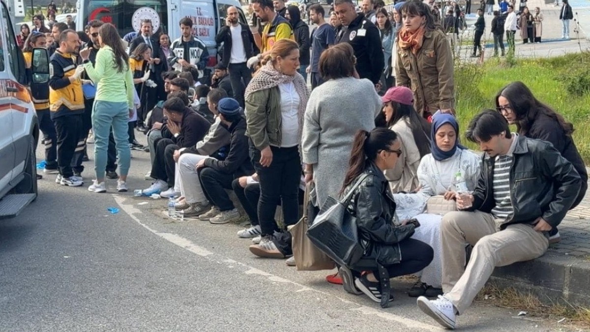 Halk otobüsü otomobilin üzerine devrildi; yaralılar var
