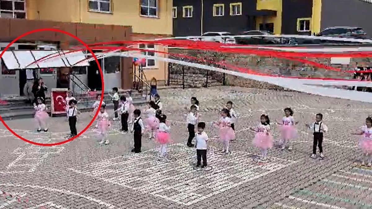 Okuldaki törende yürekleri ağza getiren görüntü