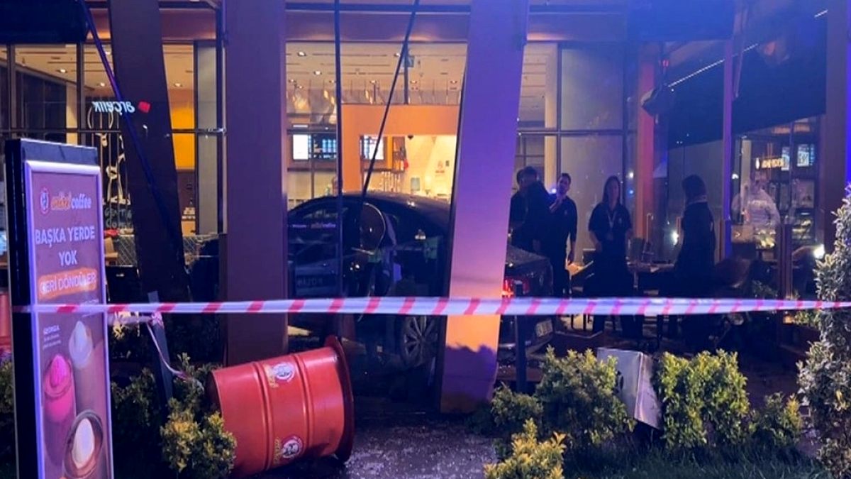 Otomobil kafedeki müşterilerin arasına daldı