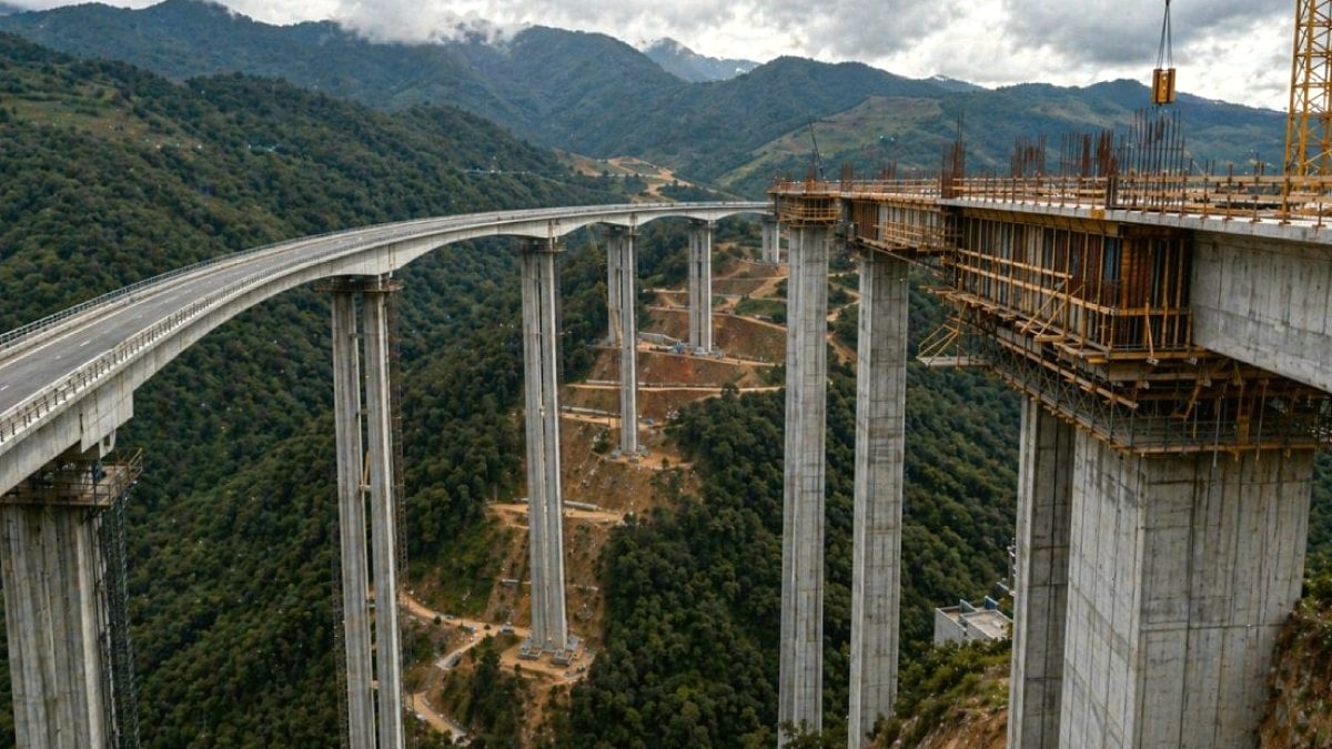 35 metrelik dev sütunlarla dağlara meydan okudular: Araçlar artık tepelerin üstünden geçecek