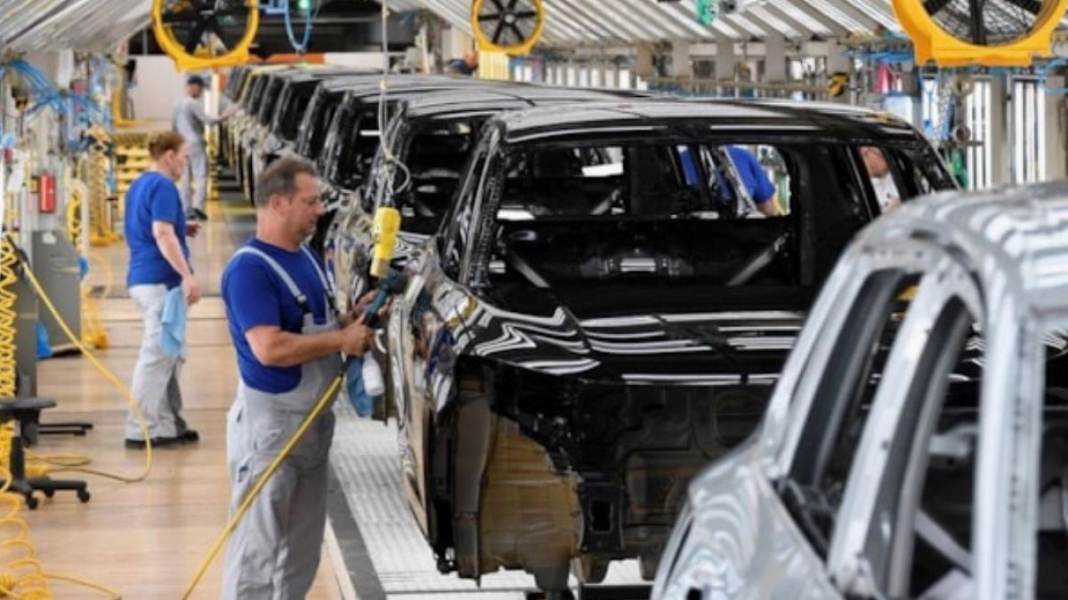 Otomotiv devi 60 yıllık efsane model için 3 fabrika kuracak