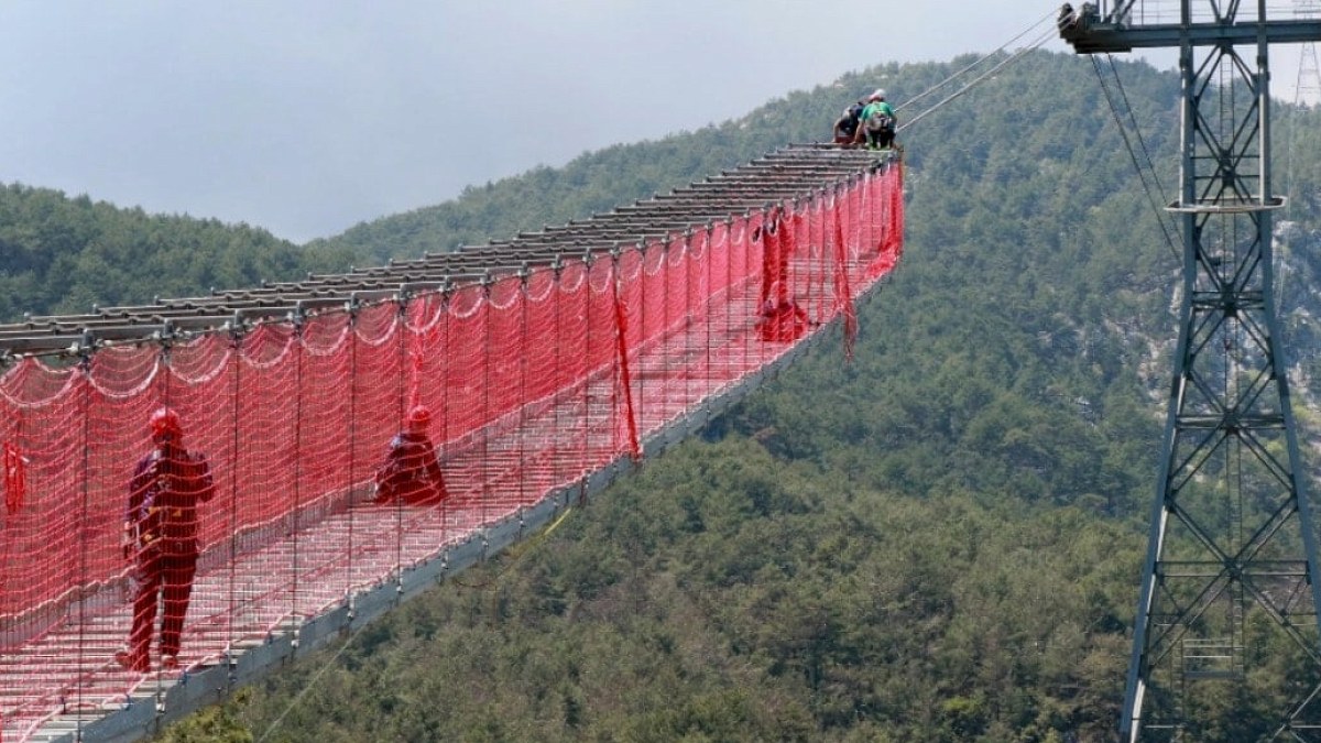 Türkiye'nin en büyük teleferiğinde zorlu bakım çalışması