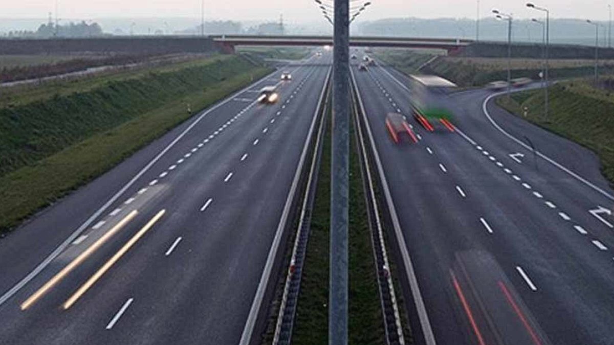 Yeni hız limiti tabelaya 2 kez baktırıyor