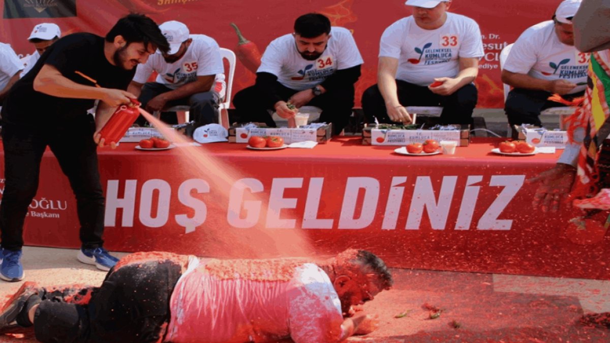 En fazla acı biberi yiyen altını kaptı!