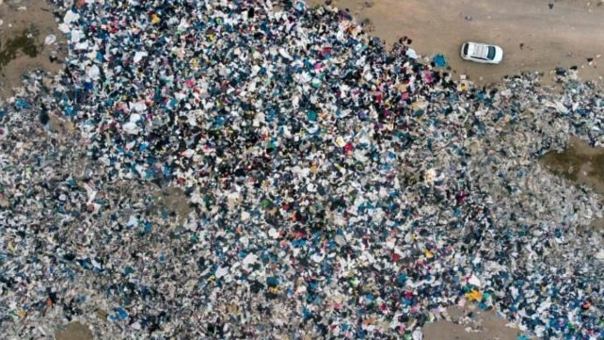 Çölün ortasında 39 bin ton kıyafet bulundu: Sebebini duyan isyan ediyor