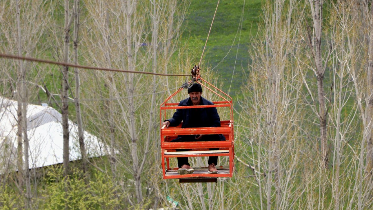 Karadeniz'de gördü, Van'da uyguladı; teleferik sistemi ile bahçesine 40 dakika yerine 40 saniyede ulaşıyor