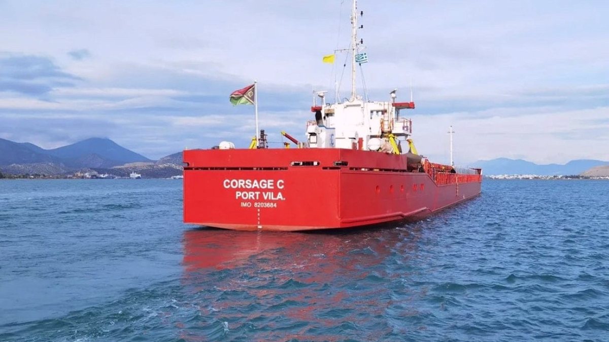 8 Türk mürettebatın da bulunduğu kargo gemisi battı