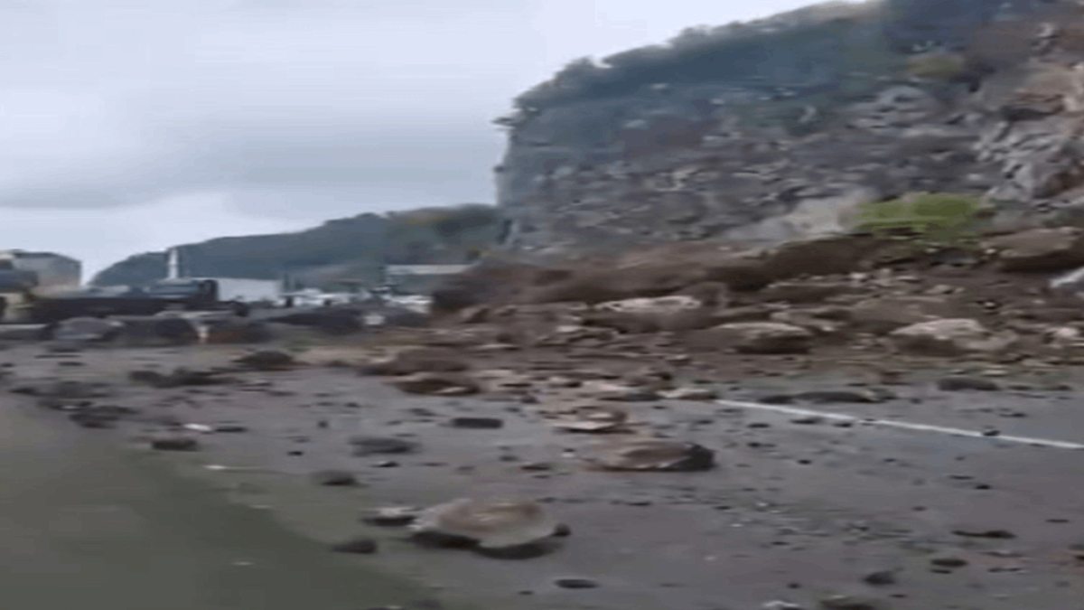 Artvin’de heyelan; yol ulaşım kapandı
