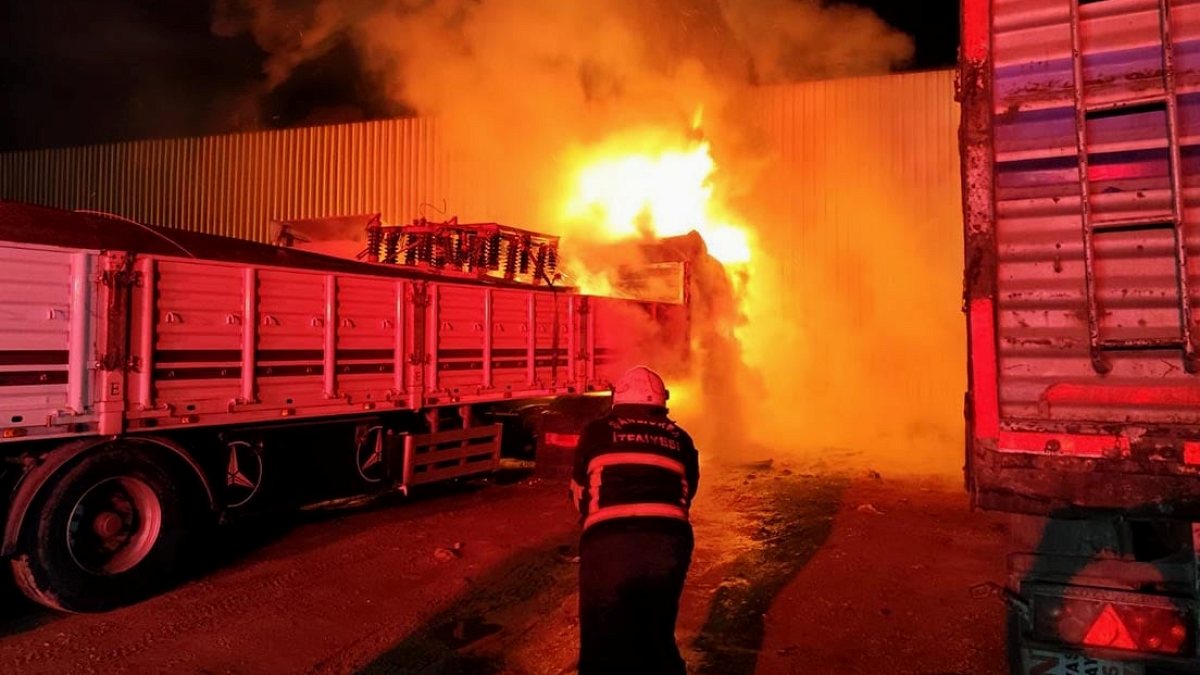 Şanlıurfa'da tır garajında çıkan yangında 3 araç zarar gördü