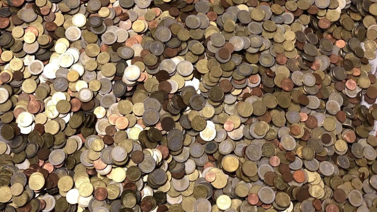 Para kalmayınca halka bozuk para dağıttılar
