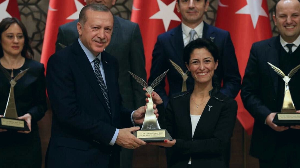 Şafak operasyonunda gözaltına alınmıştı: İBB yöneticisi profesör Erdoğan'ın elinden ödül almış