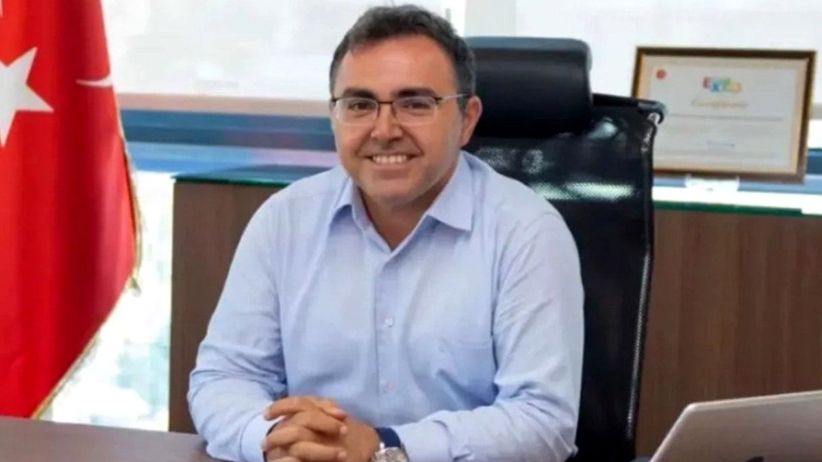 Baba acısı yaşarken profesörün kapısını polisler çaldı