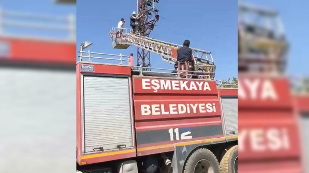 Tamir için direğe çıktı, elektrik akımına kapılıp mahsur kaldı