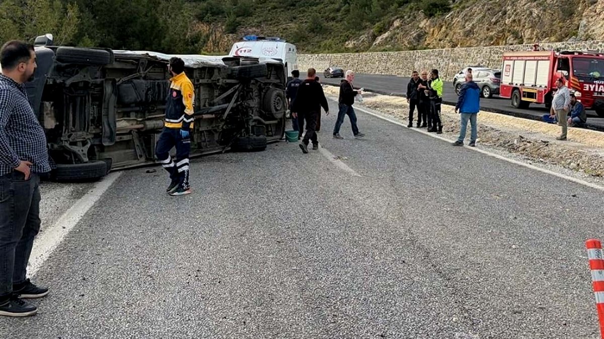 Kuşadası'nda otomobil ile minibüs çarpıştı: 12 yaralı