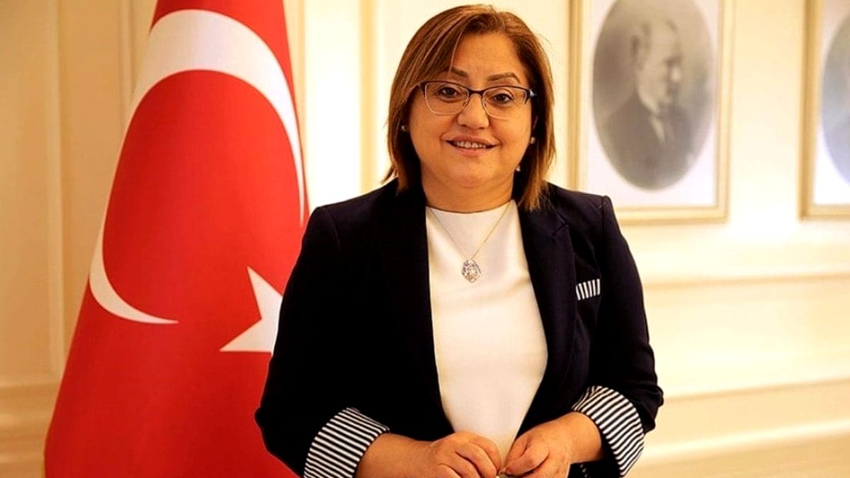 Vatandaş selde, Fatma Şahin kelebek peşinde