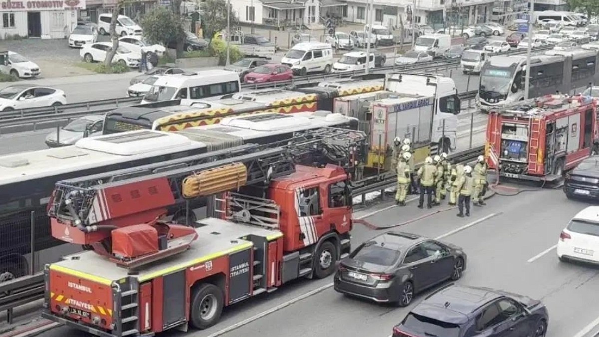 Avcılar'da metrobüste çıkan yangın söndürüldü