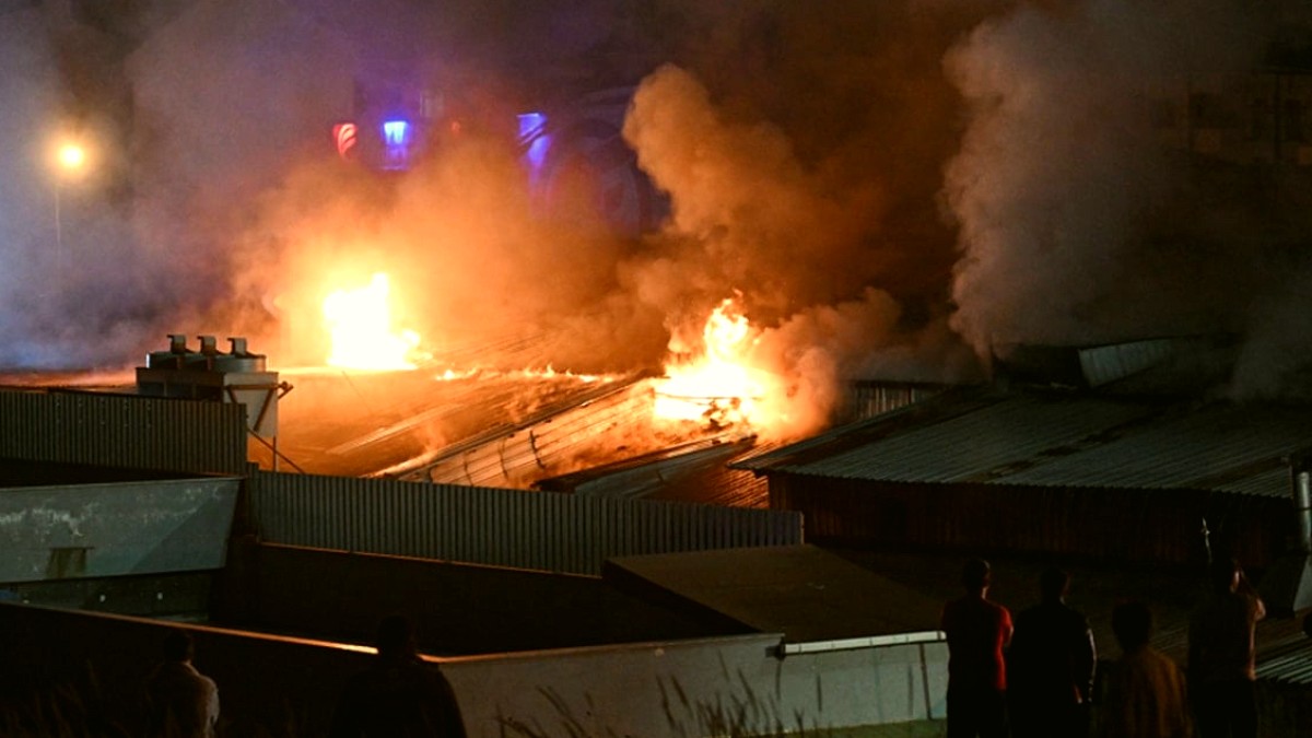 İstanbul'da fabrika yangını! Ekipler teyakkuza geçti