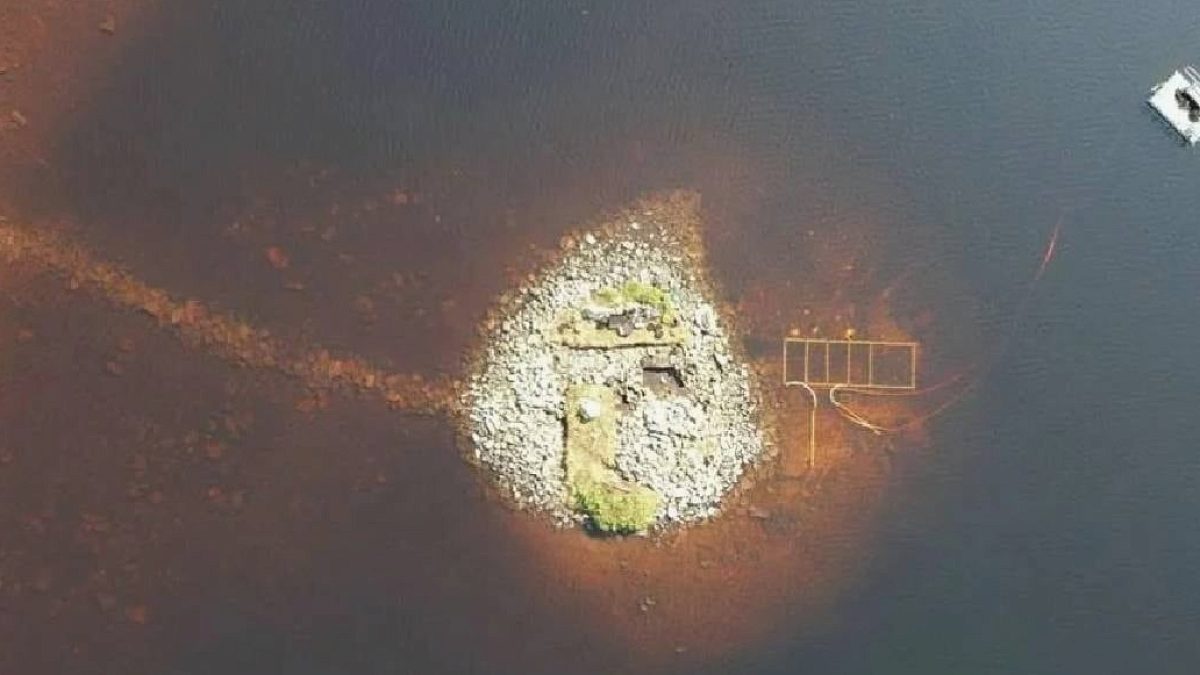 Gölün ortasında insan yapımı 5 bin yıllık ada bulundu