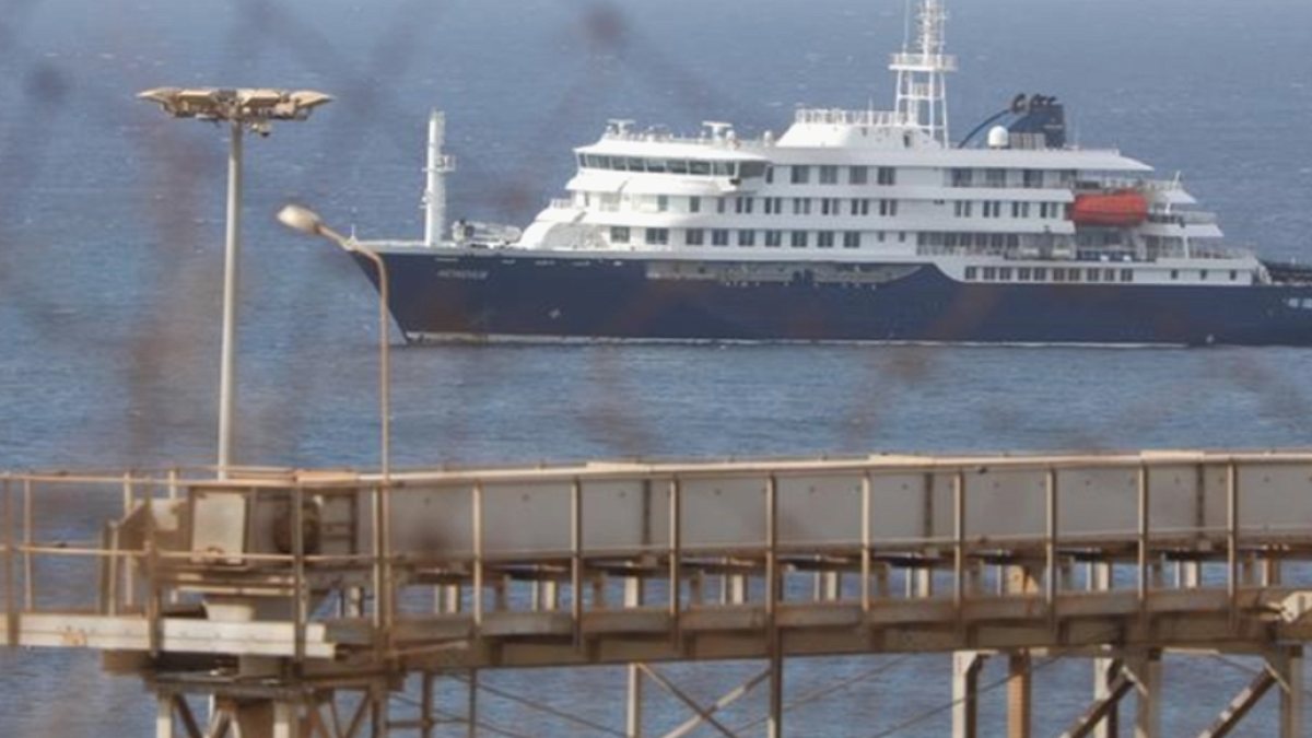 Hantavirüs vakalarının tespit edildiği yolcu gemisi, Tenerife kentine ulaştı