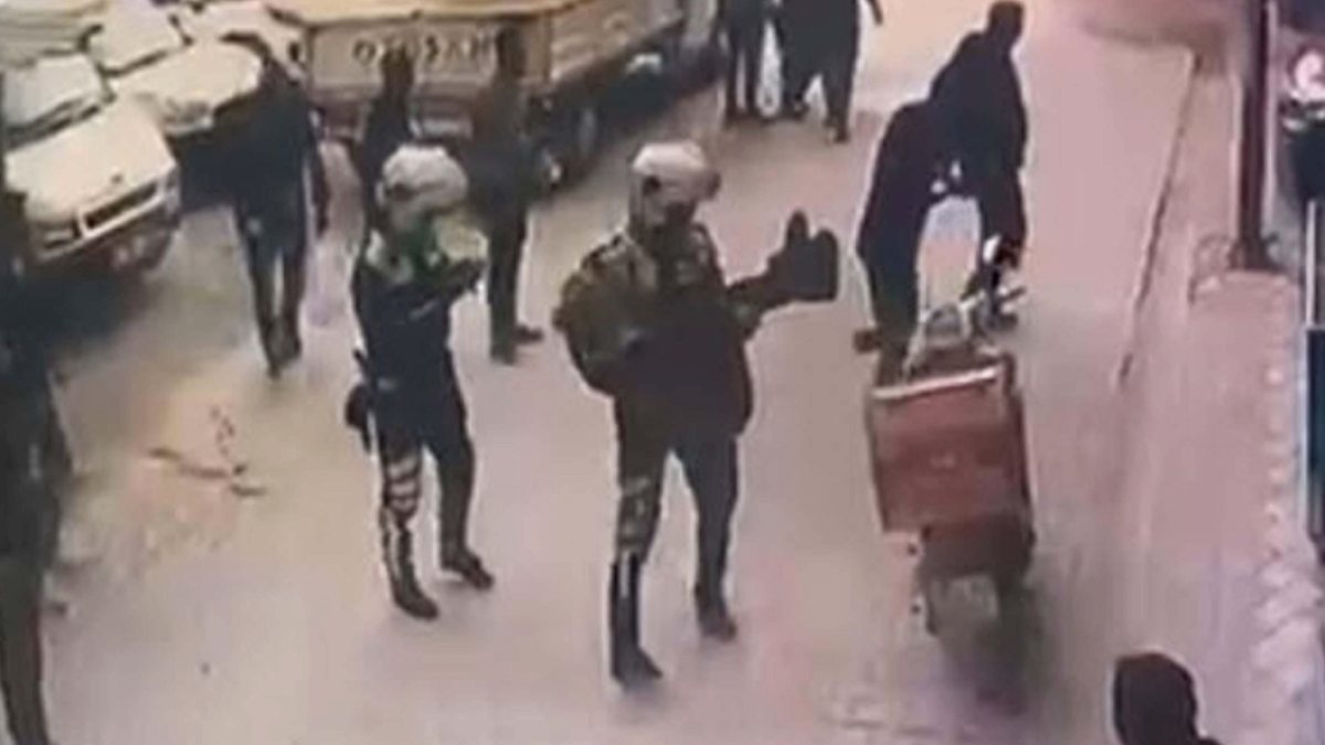 Yangında mahsur kalan kadını, jandarma kurtardı; O anlar kamerada