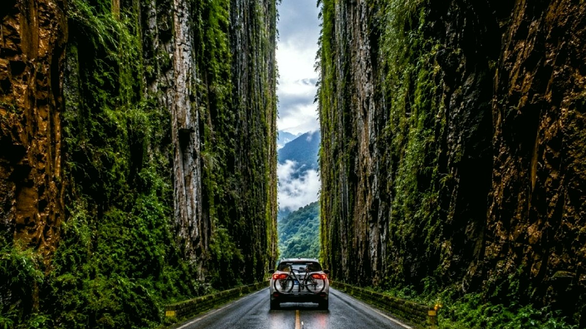Devasa kayaları yıllarca elle oyup içinden yol geçirdiler