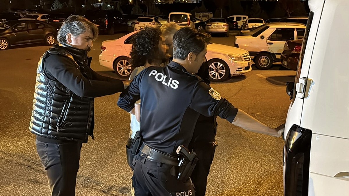 Sağlık ekipleri, çağrıldıkları evde kavga eden kardeşler tarafından balkona kilitlendi