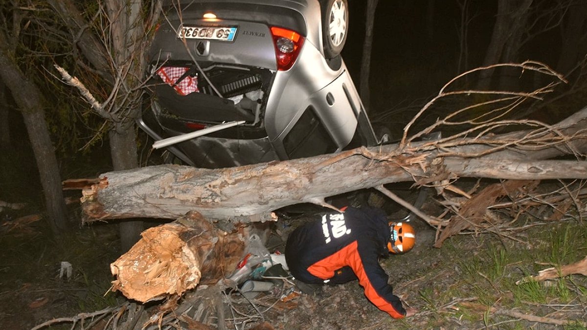 Sivas’ta otomobil yol kenarındaki ağaca çarpıp devrildi: 1 ölü, 4 yaralı