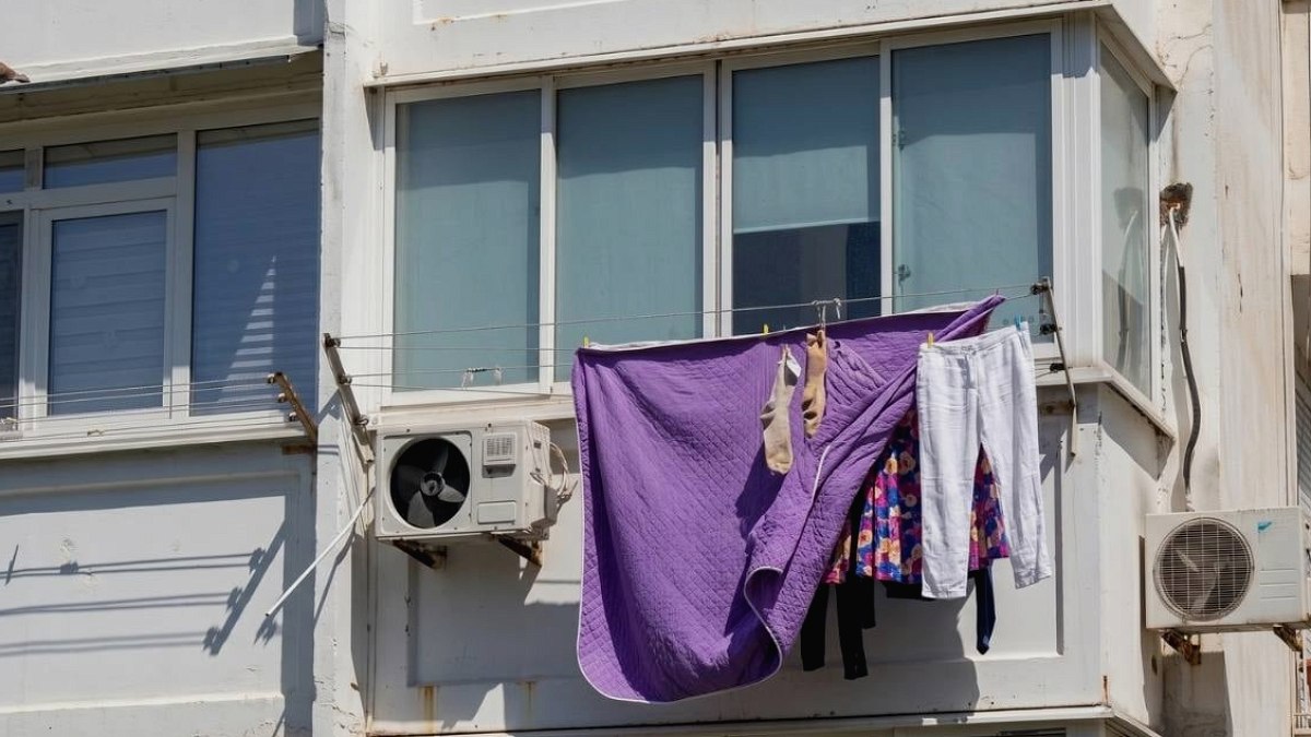 Evinde balkona çamaşır asanlar için karar verildi