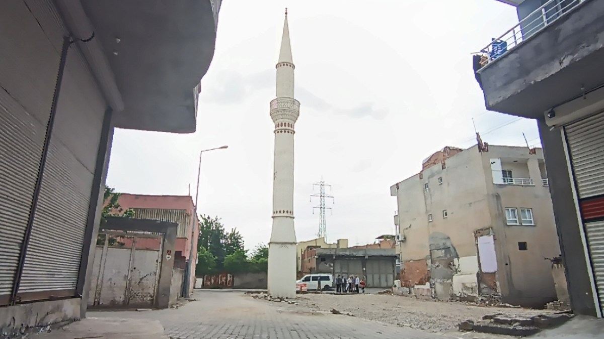 Cami gitti, minaresi kaldı