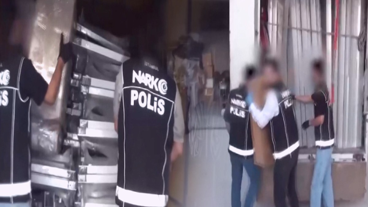 Bağcılar'da duş teknelerinin arasına gizlenmiş 92,5 kilogram uyuşturucu yakalandı