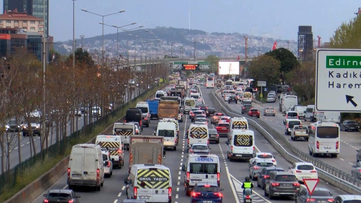 İstanbul'da trafik kilit; yoğunluk yüzde 80'i buldu