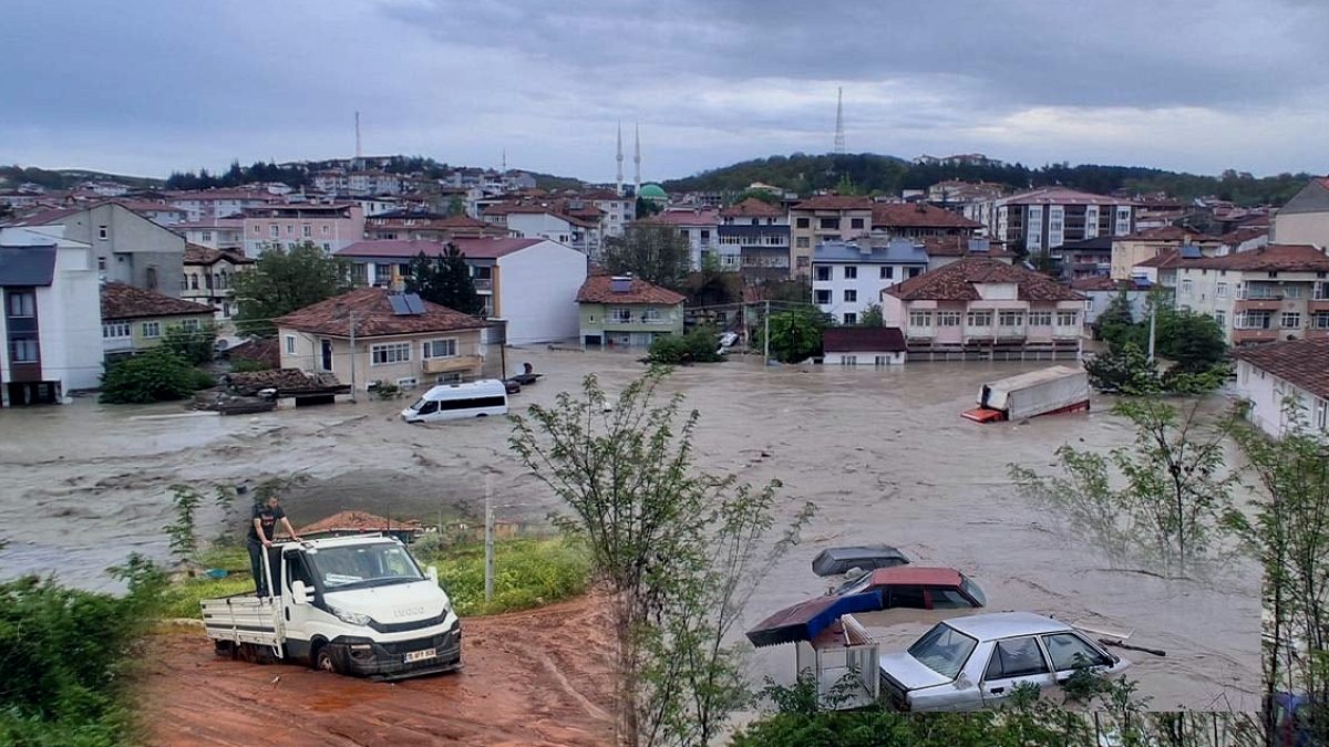 5 ili sağanak vurdu! Bodrum katları su bastı, otomobiller sular altında kaldı
