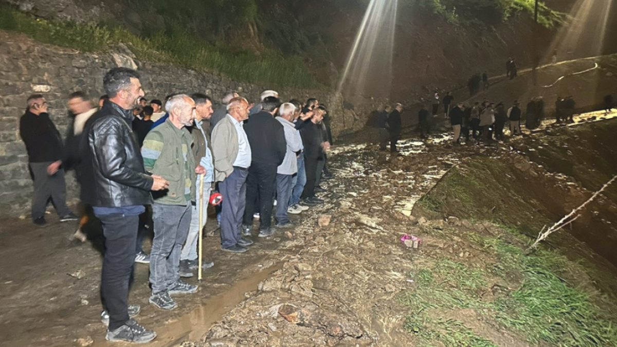 Şırnak'ta dereler taştı; Köprüler yıkıldı, araçlar suya kapıldı