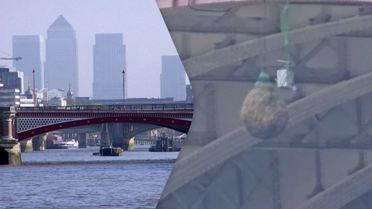 Londra'nın Tarihi Blackfriars Köprüsü Altındaki Saman Balyasının Gizemi