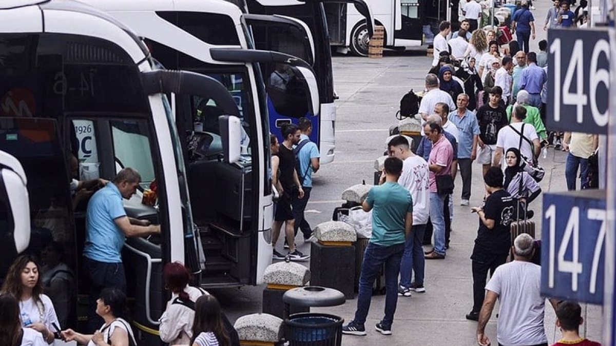 Bayram Seyahati Cep Yakıyor: Memleket Hasreti Bilet Fiyatlarına Yenildi
