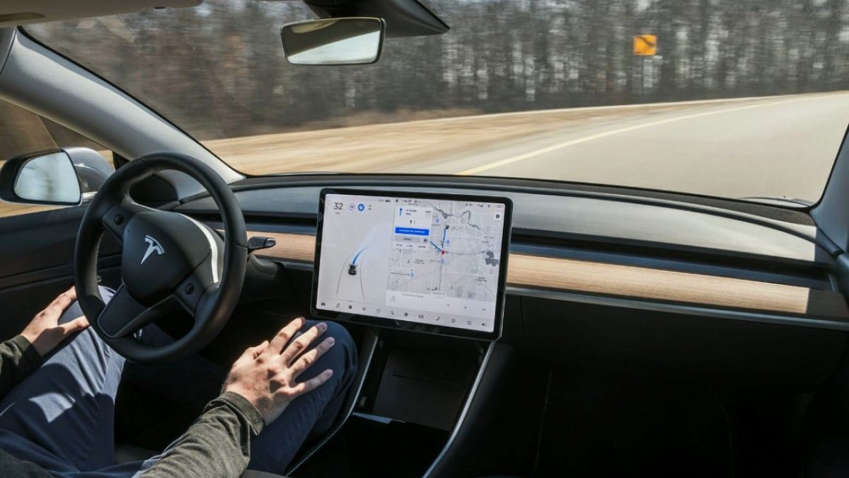 Tesla Hollanda'da Standart Otopilot'u Kaldırdı, FSD Odaklı Yeni Dönem Başladı