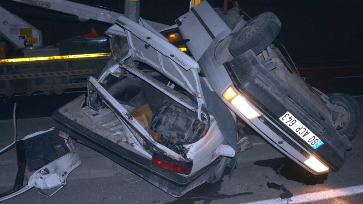 Kahramanmaraş'ta Feci Kaza: Kağıt Gibi Ezilen Otomobilden 3 Yaralı Sağ Çıktı