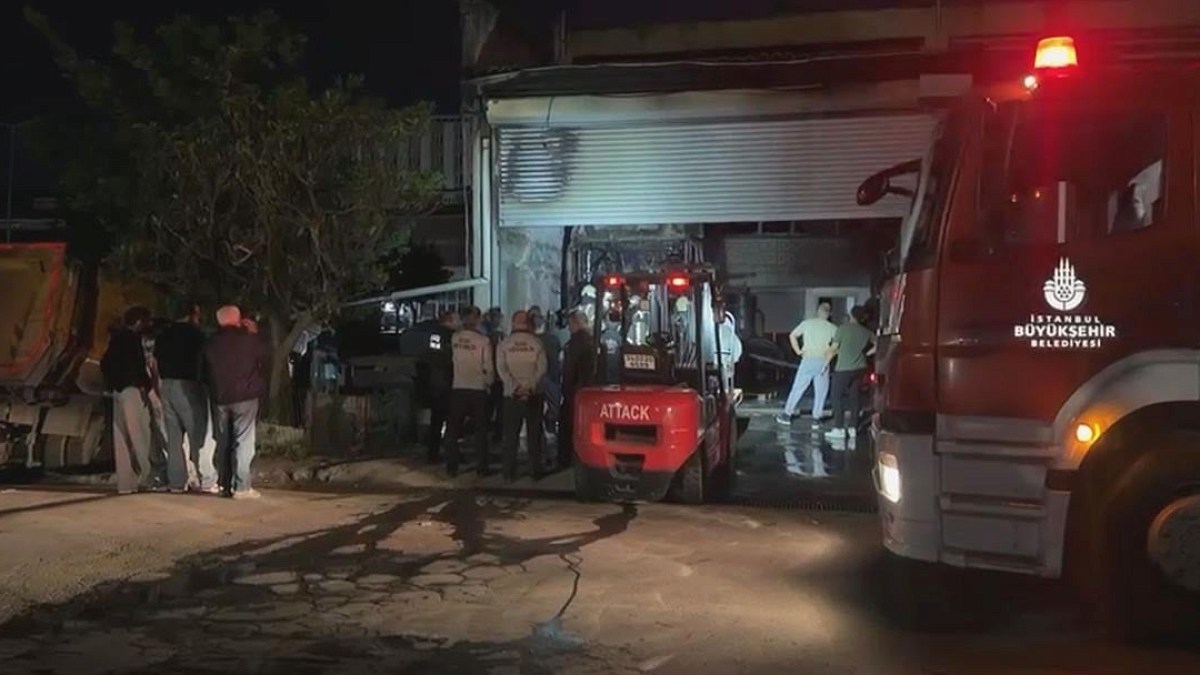 Başakşehir'de Park Halindeki TIR'da Çıkan Yangın Kontrol Altına Alındı