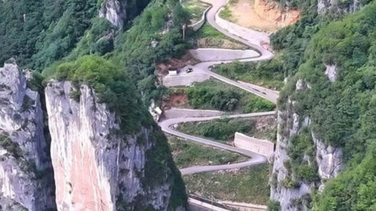 Çin'de İki Dağ Arasına Sıkışmış Tehlikeli Yol: Lingpaishi Güzergahı